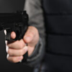 Atac armat la o bancă din Călărași: Un bărbat a scos pistolul și a cerut bani 3 atac armat la o banca din municipiul calarasi un barbat a scos pistolul de sub geaca si a cerut bani 674f41f096c0f