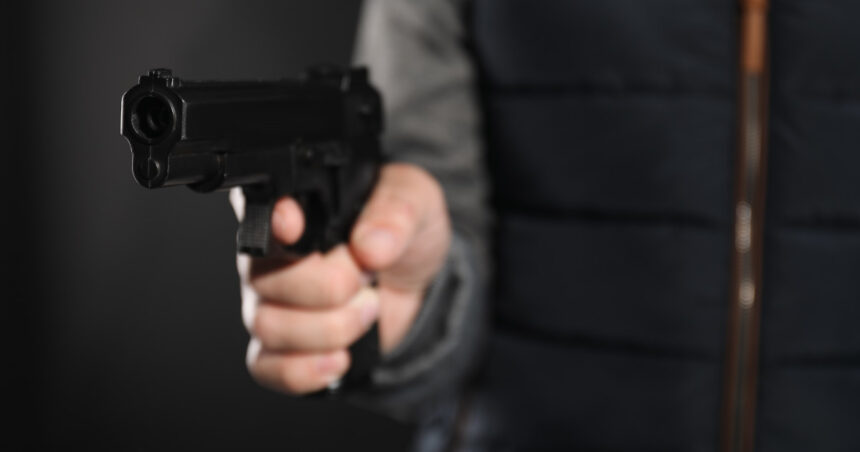 atac armat la o banca din municipiul calarasi un barbat a scos pistolul de sub geaca si a cerut bani 674f41f096c0f
