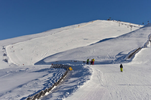 avertismentul lansat de salvamontisti pentru turistii de pe valea prahovei risc de avalansa in afara partiilor amenajate 676ff7a274b23