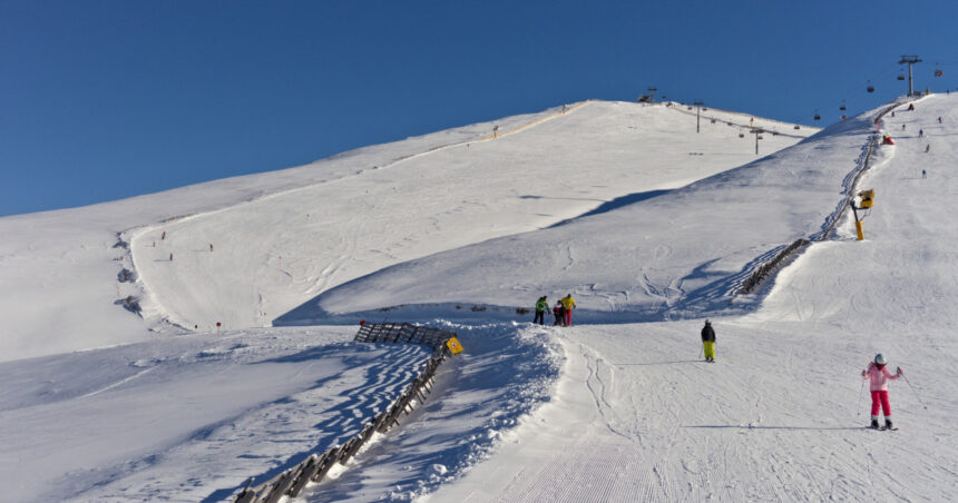 avertismentul lansat de salvamontisti pentru turistii de pe valea prahovei risc de avalansa in afara partiilor amenajate 676ff7a274b23