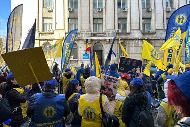 cadrele medicale ameninta cu greva ordonanta trenulet le taie substantial veniturile 676ee7dde7b33