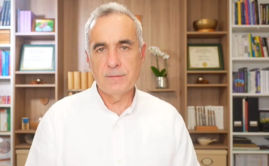 calin georgescu avertizeaza ca se intorc vremurile triste ale spectacolului catuselor stim ce face sistemul fabrica si inventeaza dosare video 675954e5b4b8c
