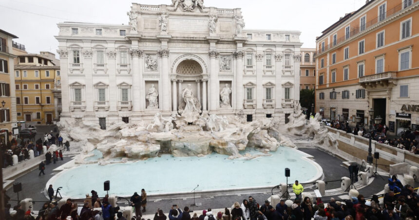 Fontana di Trevi s-a redeschis pentru public, după trei luni de restaurare 1 celebra fontana di trevi s a redeschis pentru public dupa trei luni de restaurare 6769d4443be52