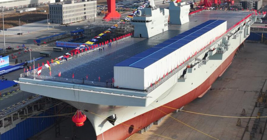 China a lansat cea mai mare navă de asalt amfibie din lume, demonstrând consolidarea puterii sale militare. 1 china a lansat cea mai mare nava de asalt amfibie din lume o demonstratie a modului in care isi consolideaza puterea militara 676ed05367014