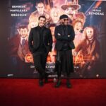Cine l-a ajutat pe Mihai Bendeac să se îmbrace în fustă la premiera filmului „Căsătoria” și ținutele purtate de ceilalți actori. 2 cine l a ajutat pe mihai bendeac sa se imbrace in fusta la premiera filmului casatoria tinutele purtate de ceilalti actori 6751b354a4fef