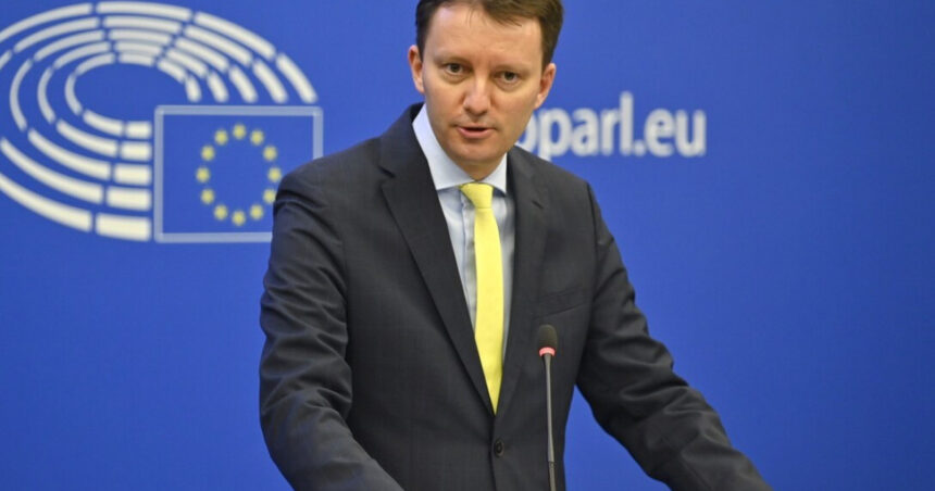 Comisia Europeană a emis un ordin de reținere pentru TikTok și va analiza toate dovezile legate de alegerile din România. 1 comisia europeana a emis ordin de retinere pentru tiktok si va analiza toate dovezile legate de alegerile din romania 6751a5bceeb78