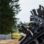 comisia europeana acorda bani tarilor europene vecine cu rusia si belarus pentru a contracara atacurile hibride de la granite 6759e3da37efe