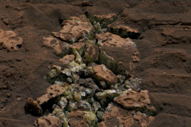 comoara galbena gasita de roverul curiosity al nasa pe marte 675e9db200655