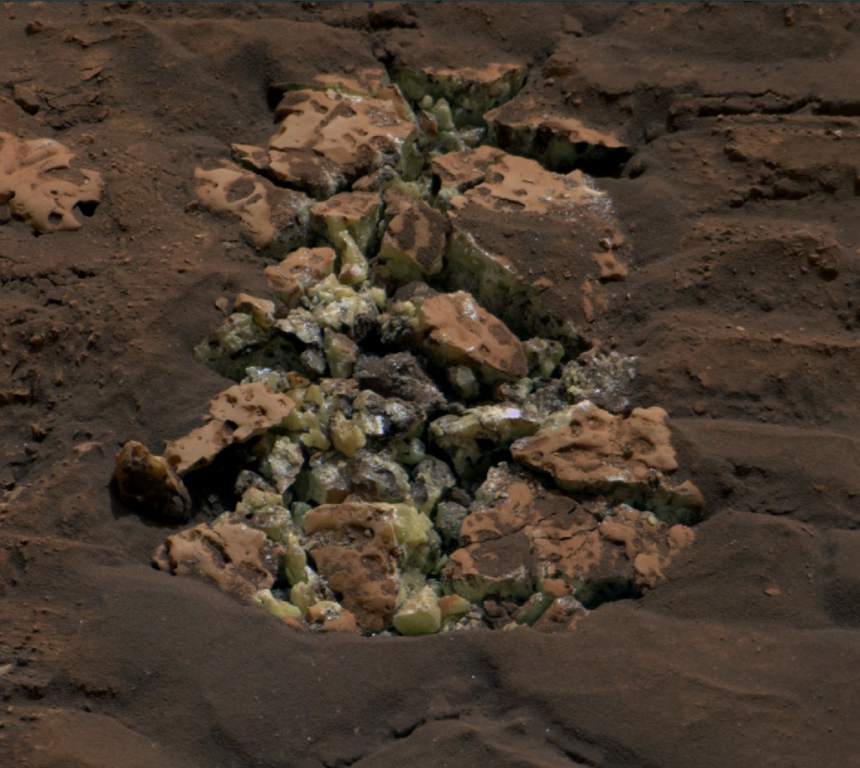 comoara galbena gasita de roverul curiosity al nasa pe marte 675e9db200655