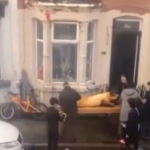 craciun romanesc pe strazile din liverpool o familie a fost filmata in timp ce parlea porcul in fata casei 676e56c33a300