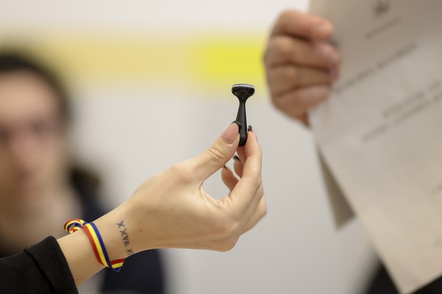 Cristian Pîrvulescu - O victorie a Tik-Tok-ului: O analiză a conspiraționismului și rețelelor sociale, nu a identității naționale. 1 cristian pirvulescu o victorie a tik tok ului nu e o poveste despre identitate nationala ci despre conspirationism si retele sociale 674cd487aae40