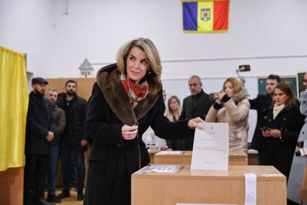 cum a aparut cristela georgescu la sectia de votare la alegerile parlamentare 2024 a zambit incontinuu langa calin georgescu 674c1b4a0d183