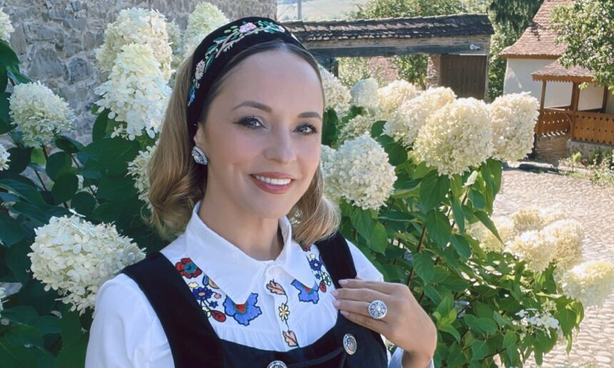 Aspectul mamei vitrege a Andreei Marin: relația complicată cu Renata, pe care a crescut-o ca pe propria fiică. 1 cum arata mama vitrega a andreei marin desi a a crescut o ca pe propria fiica vedeta a acceptat o greu pe renata 6762a4759febb