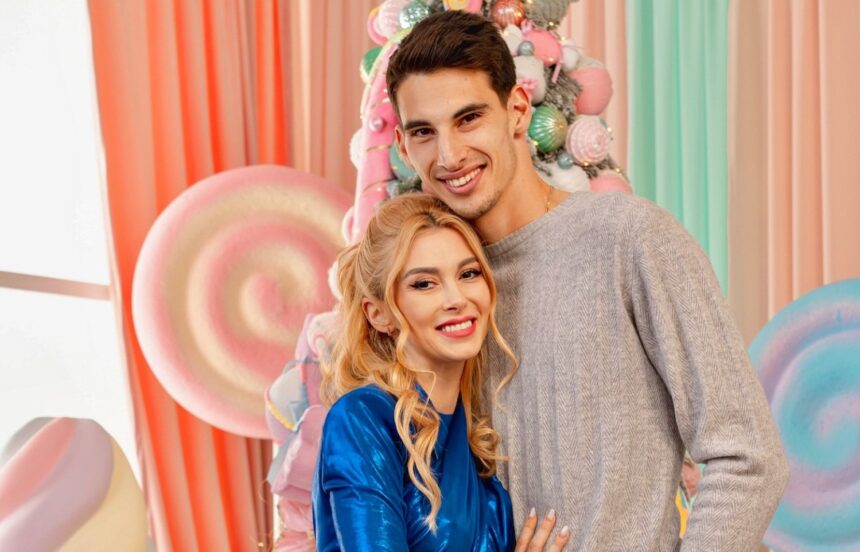 cum au aparut andreea balan si victor cornea la sedinta foto de craciun se speculeaza ca artista a fost ceruta in casatorie de sportiv 674dcbc88453e