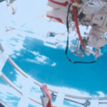 Doi astronauți chinezi au stabilit un nou record pentru plimbările spațiale, depășind durata anterioară a SUA. Câte ore a durat ieșirea lor în spațiu? 2 doi astronauti chinezi au batut recordul sua la plimbari spatiale cate ore a durat iesirea lor in spatiu 6762826f6def8