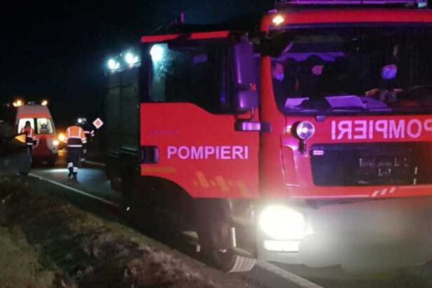 doi tineri au murit in urma unui accident grav pe de581 la iesirea din husi traficul in zona este blocat 674f77107b1b9