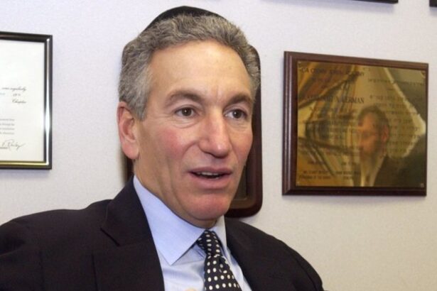 donald trump il numeste pe charles kushner cuscrul sau ambasador al sua in franta condamnat pentru infractiuni fiscale acesta fusese gratiat de trump la incheierea primului mandat 674bff46685e4