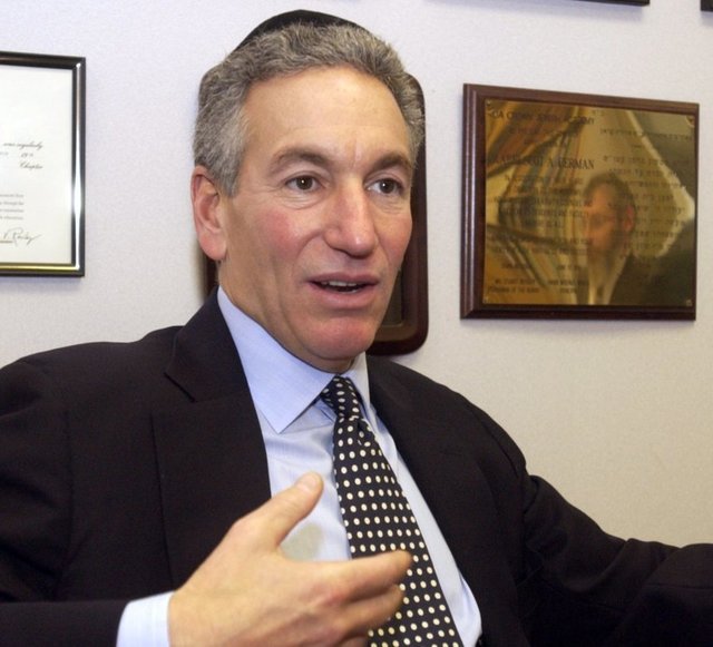 Donald Trump îl numește pe Charles Kushner, cuscrul său, ambasador al SUA în Franța, după ce acesta a fost condamnat pentru infracțiuni fiscale și grațiat de Trump la finalul primului mandat. 1 donald trump il numeste pe charles kushner cuscrul sau ambasador al sua in franta condamnat pentru infractiuni fiscale acesta fusese gratiat de trump la incheierea primului mandat 674bff46685e4