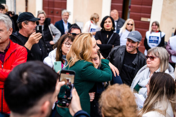 elena lasconi ramaneti de partea buna a istoriei nu raspundeti instigarilor 67555f04318af