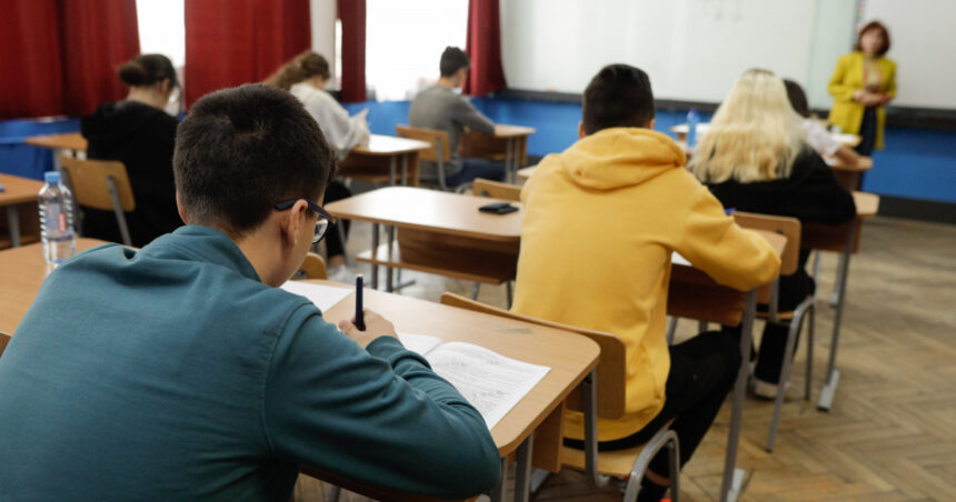 Elevii din ciclul preuniversitar pot promova doi ani de studiu într-unul, în anumite condiții, conform anunțului Ministerului Educației. 1 elevii din ciclul preuniversitar pot promova doi ani de studiu intr unul sub anumite conditii anuntul ministerului educatiei 6762c5244b241