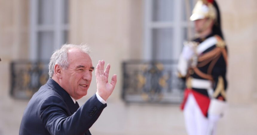 Emmanuel Macron l-a numit pe François Bayrou în funcția de premier, un politician de centru cu experiență. 1 emmanuel macron l a numit premier pe francois bayrou un vechi politician de centru 675c372a9f786