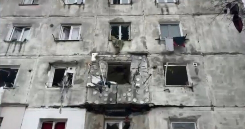 explozie puternica intr un bloc de patru etaje din bacau peste 40 de oameni au fost evacuati 67557ac2e8c06