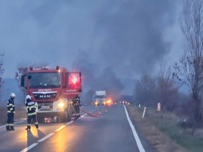 foto accident cu doua autocisterne una incarcata cu gpl pompierii intervin cu 11 autospeciale inculsiv cea pentru transport roboti s a dat ro alert 676984c4594b6