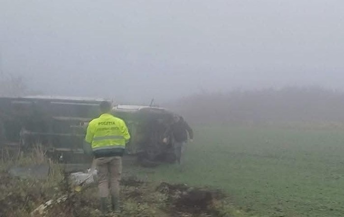 foto accident grav la tulcea o autoutilitara s a rasturnat 67570c4041725