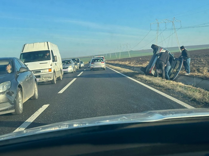 foto accident pe dn 22 dupa popasul tasaul o masina s a rasturnat 675fda4e094e9