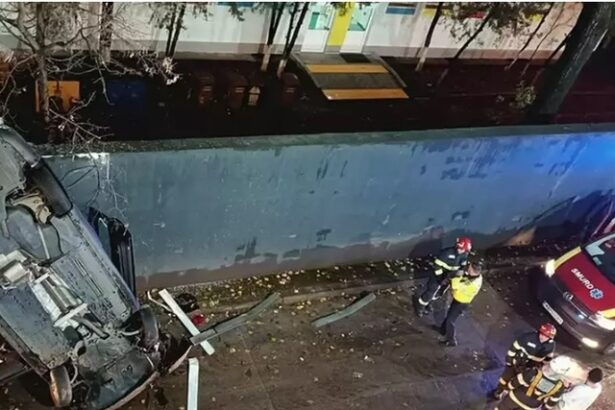 foto accident spectaculos in parcarea unui mall un sofer a cazut cu masina de la etajul 2 67573a11c79ac
