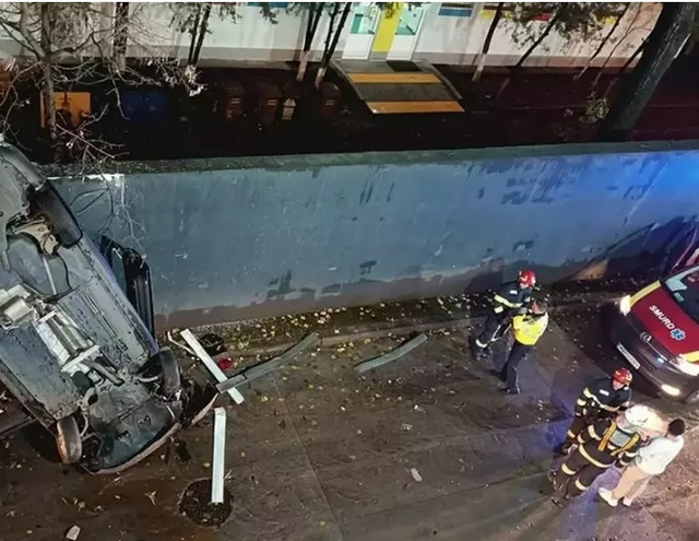 foto accident spectaculos in parcarea unui mall un sofer a cazut cu masina de la etajul 2 67573a11c79ac