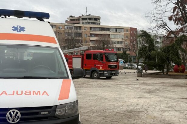 foto alerta la un centru comercial din tulcea pompierii au intervenit cu trei autospeciale de stingere o ambulanta smurd si o autospeciala de prima interventie 675a9fd21f9e1