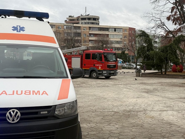 Alertă la un centru comercial din Tulcea! Pompierii au intervenit cu trei autospeciale de stingere, o ambulanță SMURD și o autospecială de primă intervenție. 1 foto alerta la un centru comercial din tulcea pompierii au intervenit cu trei autospeciale de stingere o ambulanta smurd si o autospeciala de prima interventie 675a9fd21f9e1