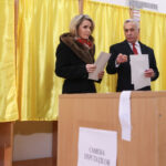 foto calin georgescu la vot cu sotia 674c0531e3e18
