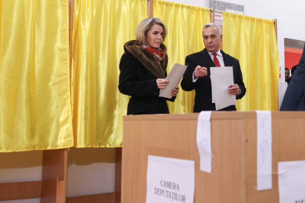 foto calin georgescu la vot cu sotia 674c0531e3e18