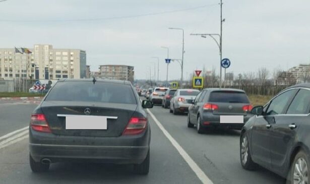 foto constanta jale in trafic pe varianta se circula bara la bara 675ed9289cdd1