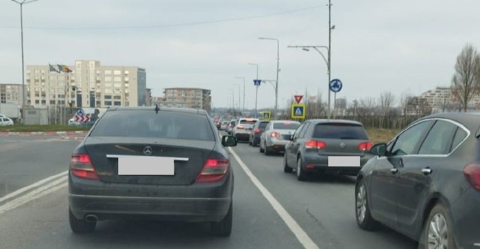 foto constanta jale in trafic pe varianta se circula bara la bara 675ed9289cdd1