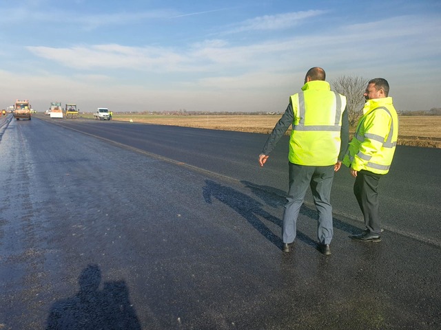 foto constructorii chinezi lanseaza in urmatoarele ore un lot din prima si singura autostrada construita de ei in romania 6750b42223355