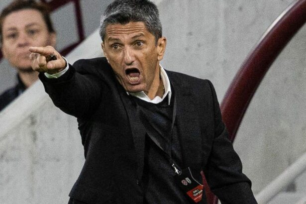 foto indignare in grecia dupa amenda simbolica primita de paok in urma incidentelor in care a fost implicat si lucescu o farsa 676eefb819344