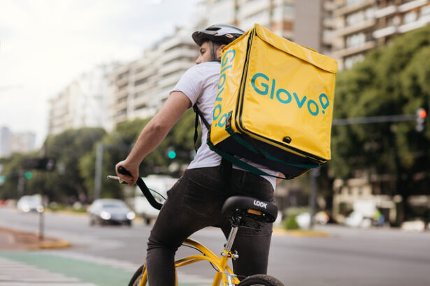 foto livratorii din romania ai glovo tazz bolt bringo au fost dusi la un curs de educatie si siguranta rutiera 674c7cc866977