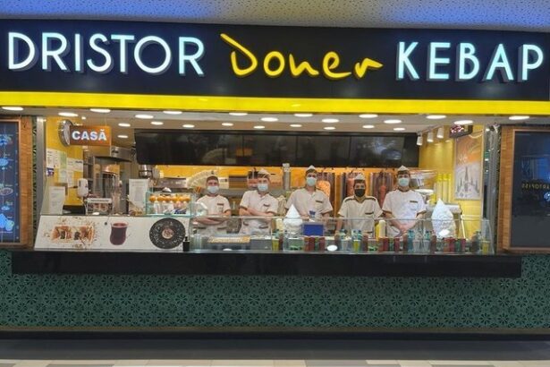 foto mustafa geihun dristor kebap acum vrei nu vrei trebuie sa incluzi automat foarte multi angajati straini clientul roman inca nu este foarte familiarizat sa fie servit la masa de un asiatic 6761fec97f6d2