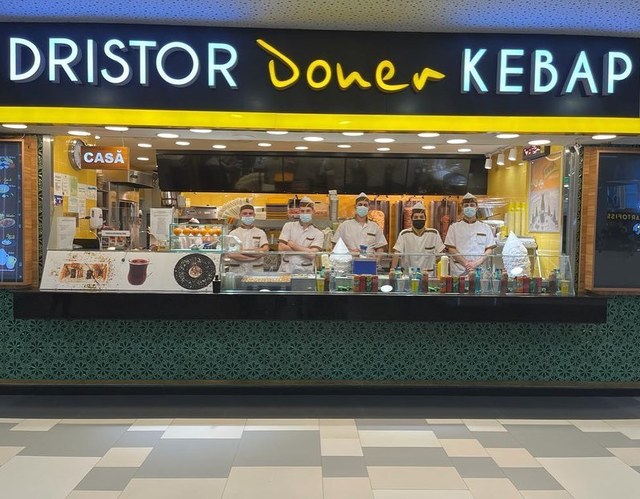 foto mustafa geihun dristor kebap acum vrei nu vrei trebuie sa incluzi automat foarte multi angajati straini clientul roman inca nu este foarte familiarizat sa fie servit la masa de un asiatic 6761fec97f6d2