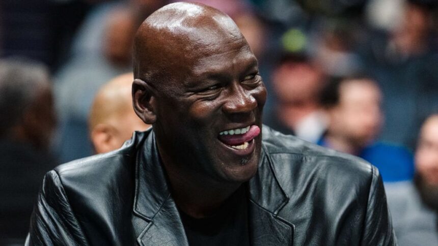 Palatul lui Michael Jordan s-a vândut pentru 9.5 milioane de dolari! Noul proprietar a organizat o petrecere pe terenul de baschet. 1 foto palatul lui michael jordan s a vandut pentru doar 9 5 milioane de dolari noul proprietar a dat petrecere pe terenul de baschet 67716884a85fd