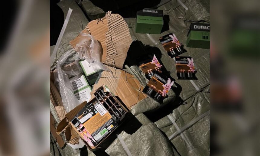Parfumuri și baterii contrafăcute de 3,5 milioane lei, descoperite în Portul Constanța, într-un container sosit din China 1 foto parfumuri si baterii contrafacute de 35 milioane lei descoperite in portul constanta intr un container sosit din china 675d52f40a014