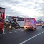 foto plan rosu de interventie activat un autocar si un autotren s au ciocnit 6751bf42aa83c