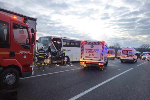 foto plan rosu de interventie activat un autocar si un autotren s au ciocnit 6751bf42aa83c