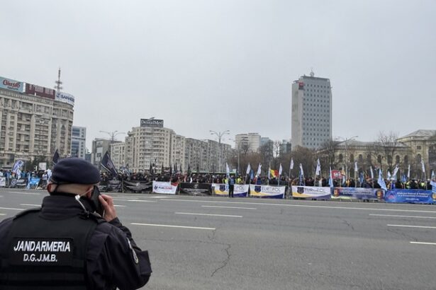 foto politistii inclusiv cei care pazesc inchisorile au iesit pe strada sa protesteze 6772756c0a6d7