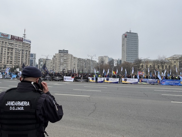 foto politistii inclusiv cei care pazesc inchisorile au iesit pe strada sa protesteze 6772756c0a6d7