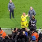 foto si video fanii lui tottenham si au pierdut rabdarea postecoglou huiduit si injurat antrenorul a mers sa i confrunte 6752a1fe90d35