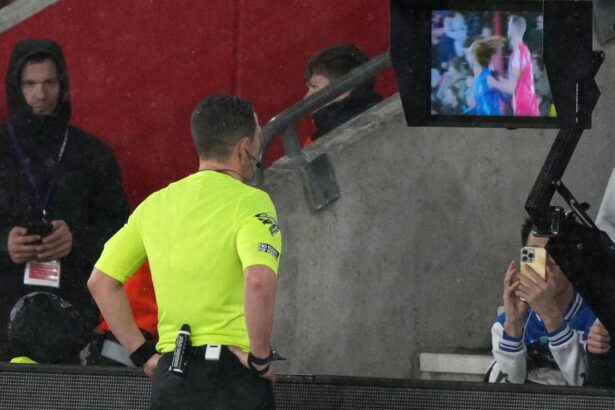 foto si video rosu cum rar se vede in premier league a sperat ca nu va fi observat dar a intervenit var ul 6750c76a3eb7a